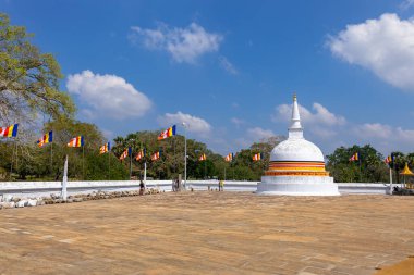 Ruwanliseya Dagoba Budist, turist ve kutsal mekan. Anuradhapura, Sri Lanka.