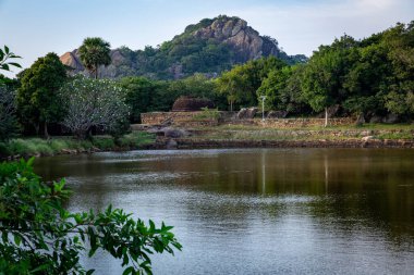 Bir Budist tapınağının kalıntıları, Anuradhapura kutsal şehri, Sri Lanka