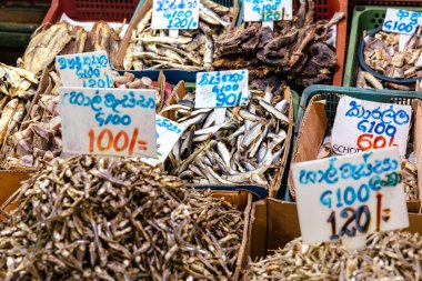 Kandy Belediyesi Merkez Pazarı 'nda meyve ve sebze, et, balık, kuru yiyecek ve baharat bulabilirsiniz. Sri Lanka. 