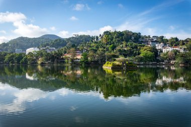 Palmiyeli ada. Kandy şehrinde Kandy Lake Gezinti Alanı, Sri Lanka.