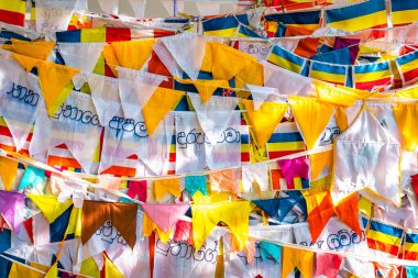 Renkli Budist dua bayrakları sıraya dizilmiş. Kandy mi? Sri Lanka.