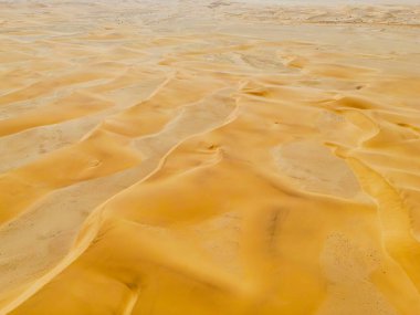 Namibya Çölü. Walvis Körfezi ve Swakopmund yakınlarındaki hava manzaralı kum tepeleri. İskelet Sahili. Namibya. Afrika.