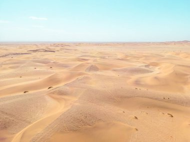 Namibya Çölü. Walvis Körfezi ve Swakopmund yakınlarındaki hava manzaralı kum tepeleri. İskelet Sahili. Namibya. Afrika.