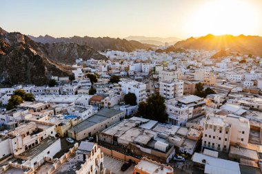 Mutrah Sunset. Güzel Günbatımında Muscat 'in şehir manzarası. Umman 'ın başkenti. Arap Yarımadası.