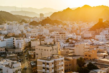 Mutrah Sunset. Güzel Günbatımında Muscat 'in şehir manzarası. Umman 'ın başkenti. Arap Yarımadası.