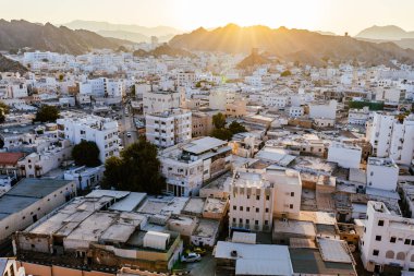 Mutrah Sunset. Güzel Günbatımında Muscat 'in şehir manzarası. Umman 'ın başkenti. Arap Yarımadası.