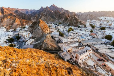Mutrah Sunset. Güzel Günbatımında Muscat 'in şehir manzarası. Umman 'ın başkenti. Arap Yarımadası.