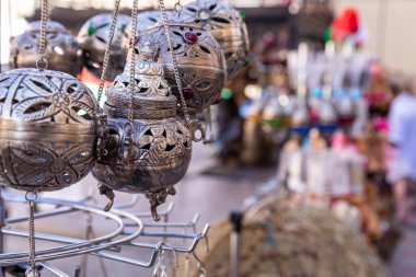 Eski Nizwa kasabasının pazar dükkanlarında hediyelik eşyalar sergilendi. Umman. Arap Yarımadası. 