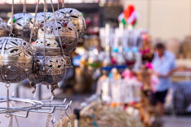 Eski Nizwa kasabasının pazar dükkanlarında hediyelik eşyalar sergilendi. Umman. Arap Yarımadası. 