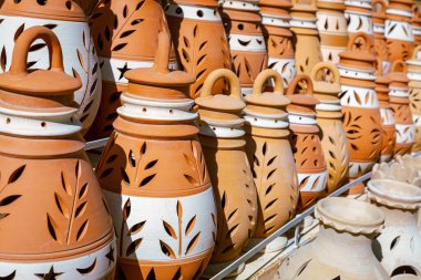 Nizwa pazarında el yapımı çömlek. Geleneksel Arap Çarşısında Clay Kavanozları, Umman.