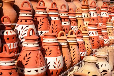 Nizwa pazarında el yapımı çömlek. Geleneksel Arap Çarşısında Clay Kavanozları, Umman.