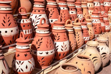 Nizwa pazarında el yapımı çömlek. Geleneksel Arap Çarşısında Clay Kavanozları, Umman.