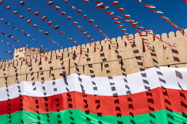 Bandeira Nacional Omã Durante Dia Independência Arquitetura Medieval Tradicional Nizwa — Fotografia de Stock