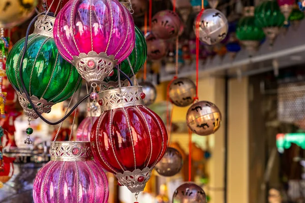 Eski Nizwa kasabasının pazar dükkanlarında hediyelik eşyalar sergilendi. Umman. Arap Yarımadası. 