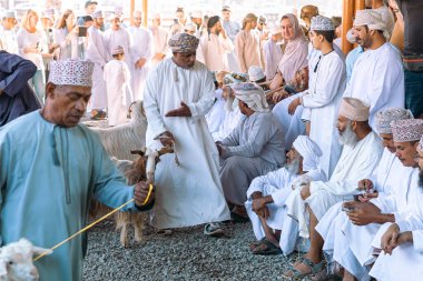 Nizwa, OMAN - 18 Kasım 2022 Nizwa Keçi Pazarı. Nizwa 'daki geleneksel Hayvan Pazarı, Umman.. 