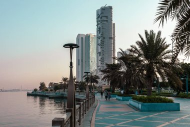 Corniche 'den Abu Dabi Skyline. Abu Dabi, Modern Gökdelenler ve Landmark. Abu Dabi 'de gezinti. Birleşik Arap Emirlikleri, Orta Doğu. 