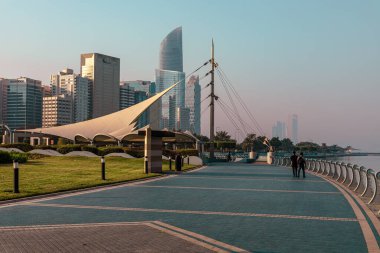 Corniche 'den Abu Dabi Skyline. Abu Dabi, Modern Gökdelenler ve Landmark. Abu Dabi 'de gezinti. Birleşik Arap Emirlikleri, Orta Doğu. 