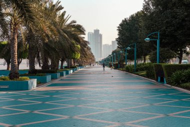 Corniche 'den Abu Dabi Skyline. Abu Dabi, Modern Gökdelenler ve Landmark. Abu Dabi 'de gezinti. Birleşik Arap Emirlikleri, Orta Doğu. 