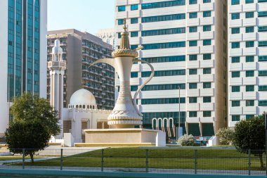 Sokaklar ve gökdelenler. Abu Dabi 'deki uzun modern cam binalar. Birleşik Arap Emirlikleri.