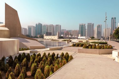 Sokaklar ve gökdelenler. Abu Dabi 'deki uzun modern cam binalar. Birleşik Arap Emirlikleri.