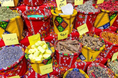 Mutrah 'ın Eski Çorbası' nda egzotik baharatlar, Umman. Ummani Mutfağı İçindekilerle Geleneksel Pazar.