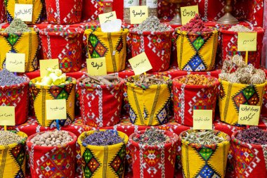 Mutrah 'ın Eski Çorbası' nda egzotik baharatlar, Umman. Ummani Mutfağı İçindekilerle Geleneksel Pazar.