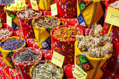 Mutrah 'ın Eski Çorbası' nda egzotik baharatlar, Umman. Ummani Mutfağı İçindekilerle Geleneksel Pazar.