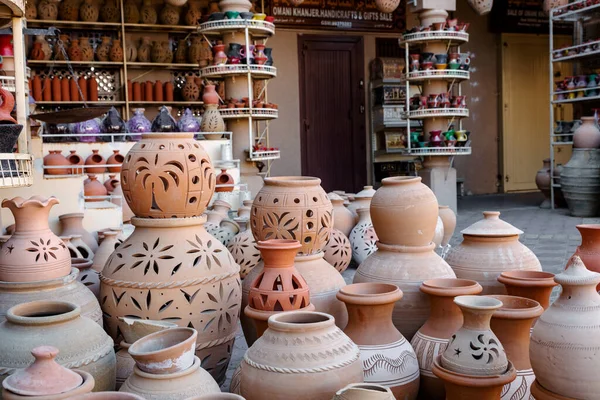 ニズワ市場で手作り陶器 オマーンの農村伝統的なアラビア バザールの粘土瓶 — ストック写真