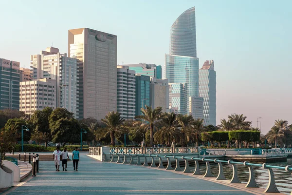 Abu Dhabi Skyline Från Corniche Abu Dhabi Moderna Skyskrapor Och — Stockfoto