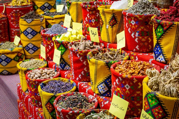 Mutrah 'ın Eski Çorbası' nda egzotik baharatlar, Umman. Ummani Mutfağı İçindekilerle Geleneksel Pazar.