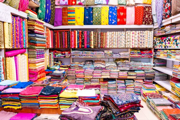 Güzel Hint kumaşı. Yerel pazarda..