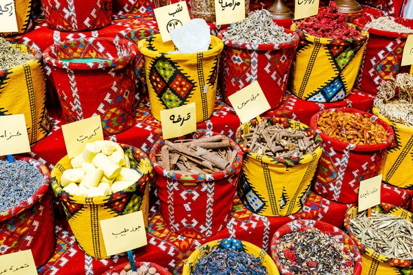 Mutrah 'ın Eski Çorbası' nda egzotik baharatlar, Umman. Ummani Mutfağı İçindekilerle Geleneksel Pazar.