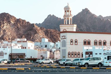 Mutrah Sunset. Güzel Günbatımında Muscat 'in şehir manzarası. Umman 'ın başkenti. Arap Yarımadası.