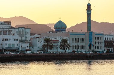 Mutrah Sunset. Güzel Günbatımında Muscat 'in şehir manzarası. Umman 'ın başkenti. Arap Yarımadası.