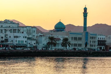 Mutrah Sunset. Güzel Günbatımında Muscat 'in şehir manzarası. Umman 'ın başkenti. Arap Yarımadası.