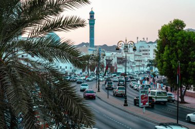 Mutrah Sunset. Güzel Günbatımında Muscat 'in şehir manzarası. Umman 'ın başkenti. Arap Yarımadası.