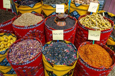 Mutrah 'ın Eski Çorbası' nda egzotik baharatlar, Umman. Ummani Mutfağı İçindekilerle Geleneksel Pazar.