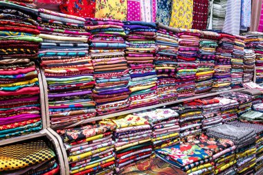 Güzel Hint kumaşı. Yerel pazarda..