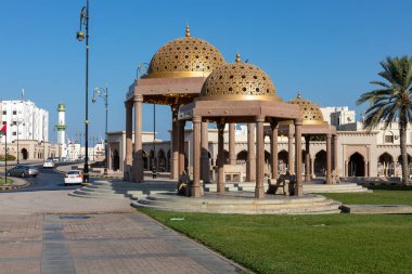 Geleneksel Umman mimarisi. Mutrah Corniche yakınlarındaki eski Muscat kasabası, Umman. Arap Yarımadası. 