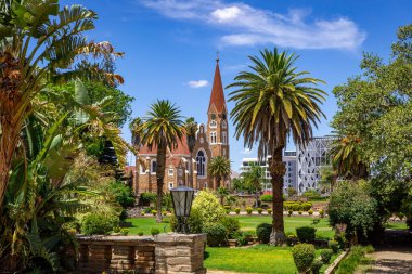 Windhoek, Namibya 'daki Yeşil Botanik Parlamento Bahçeleri. Christus Kirche ya da İsa Kilisesi. Windhoek, Namibya. Afrika. 