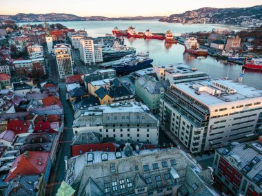 Geleneksel İskandinav mimarisi. Eski Bergen Kasabası, Sunrise 'da. Bergen, Vestland, Norveç. UNESCO Dünya Mirası Alanı.