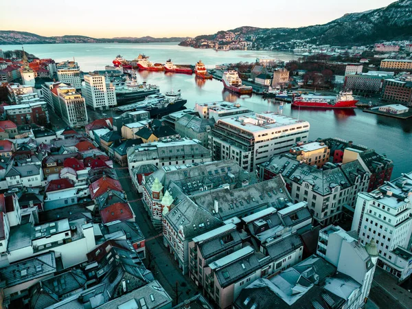 传统斯堪的纳维亚建筑 太阳升起的卑尔根老城 Bergen Vestland Norway 教科文组织世界遗产场址 图库图片