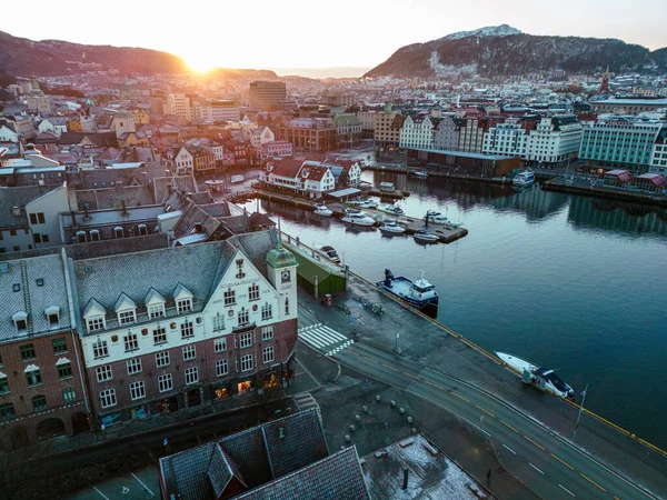 传统斯堪的纳维亚建筑 太阳升起的卑尔根老城 Bergen Vestland Norway 教科文组织世界遗产场址 图库图片