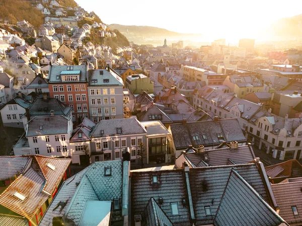 传统斯堪的纳维亚建筑 太阳升起的卑尔根老城 Bergen Vestland Norway 教科文组织世界遗产场址 图库照片