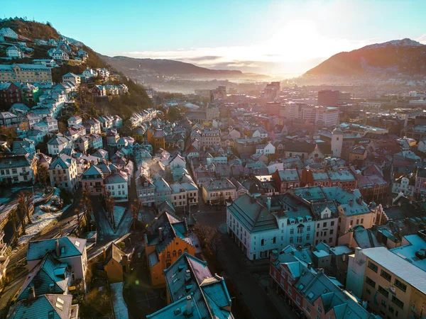 传统斯堪的纳维亚建筑 太阳升起的卑尔根老城 Bergen Vestland Norway 教科文组织世界遗产场址 图库照片