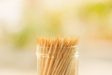 Masadaki iş belgelerinin yığını.