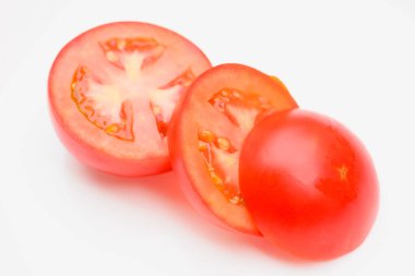 Taze domates dilimlenmiş beyaz arkaplanda izole.