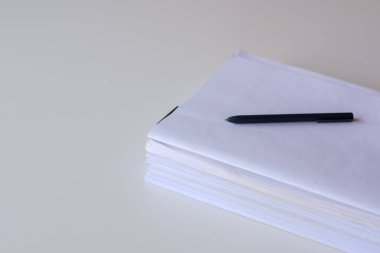 Masadaki iş belgelerinin yığını.