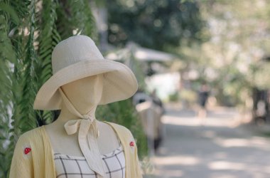 Doğal ışık arkaplanı olan yumuşak kadın pamuk şapka..