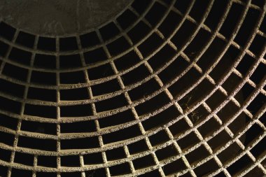 Kirli eski klima vantilatör ızgarası, bakım eksikliği.